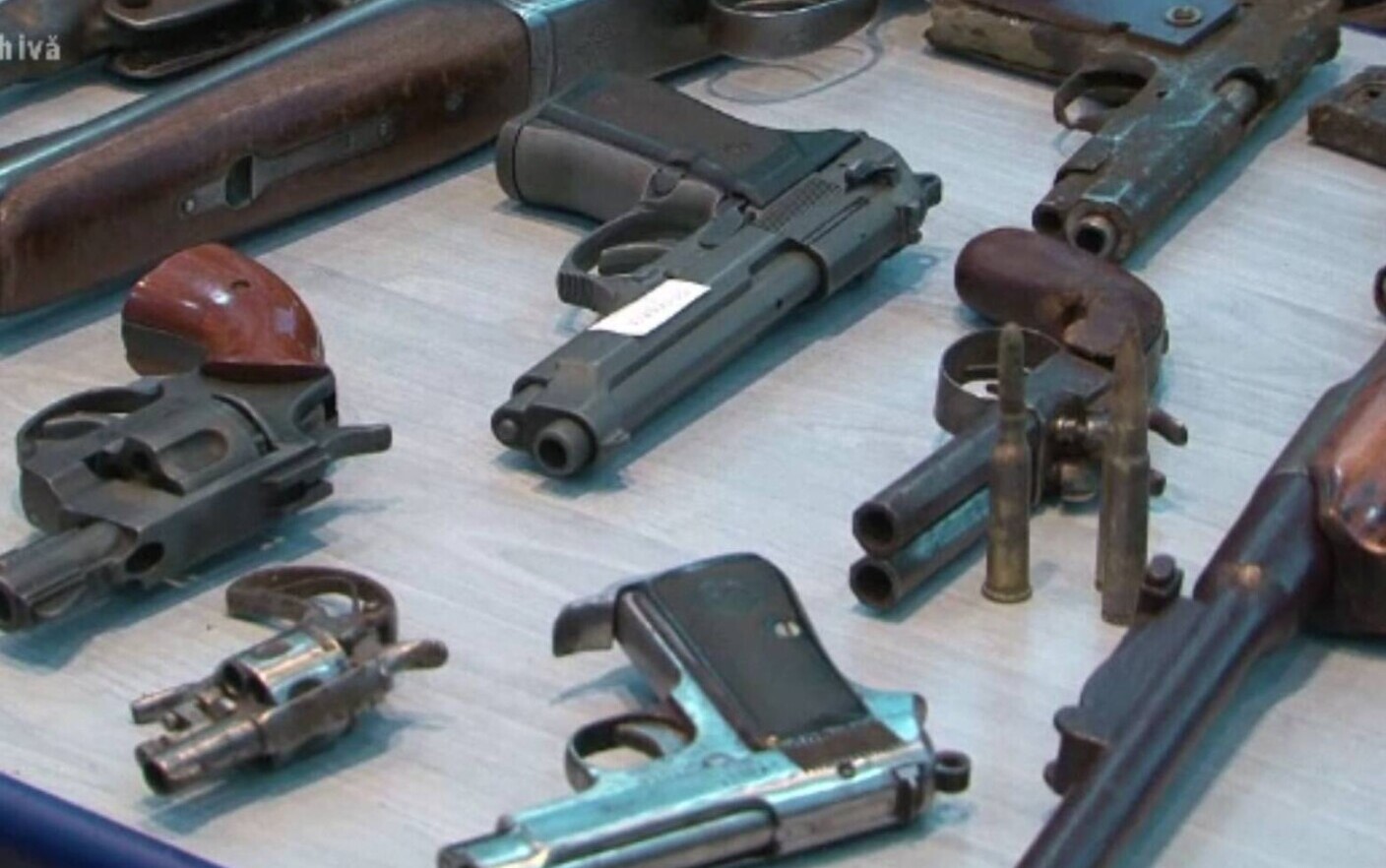 Alleviate Indica Detective Romanii importa ilegal tot mai multe arme. 4 din 10 confiscate anul acesta  sunt fără acte legale - Stirileprotv.ro