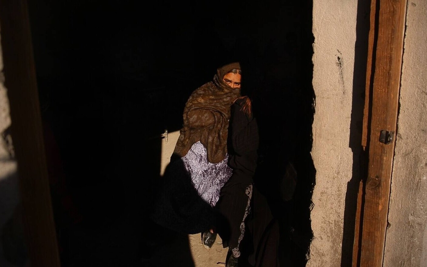 Caz șocant în Afganistan. Talibanii au bătut de trei ori la ușa unei femei. A patra oară au ucis-o