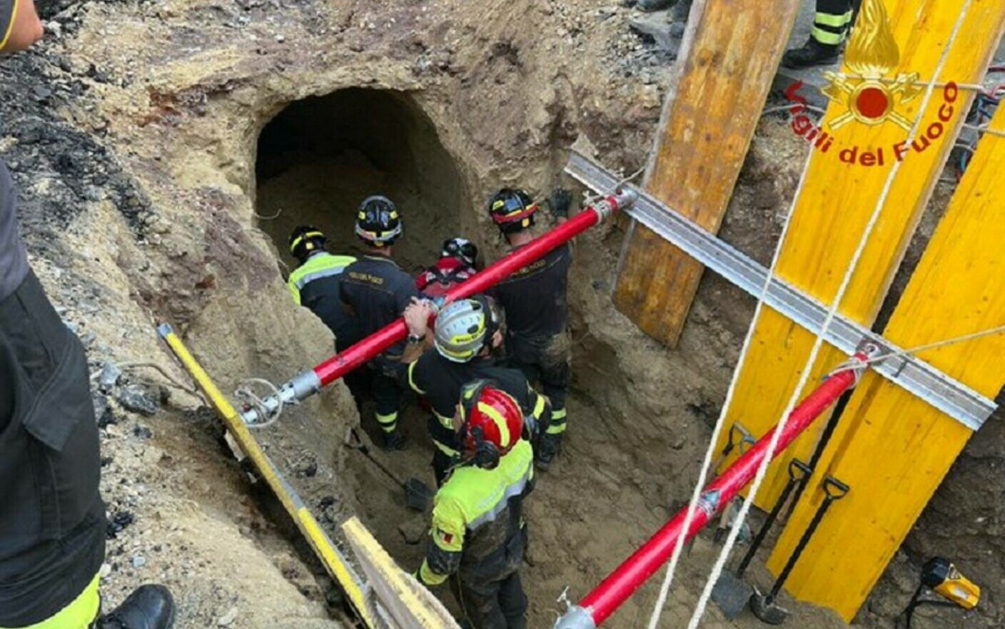 Un uomo è rimasto bloccato per 8 ore nel tunnel che ha scavato per sfondare una banca