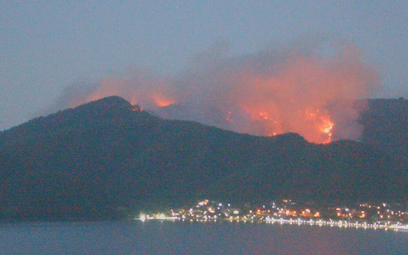 Η δασική πυρκαγιά στο νησί της Θάσου ξεκίνησε επίτηδες από συνταξιούχο, αναφέρουν ελληνικά ΜΜΕ