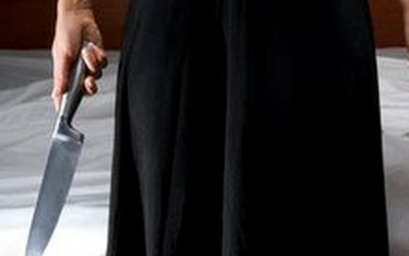 - O adolescenta si-a injunghiat tatal, ca sa isi protejeze mama