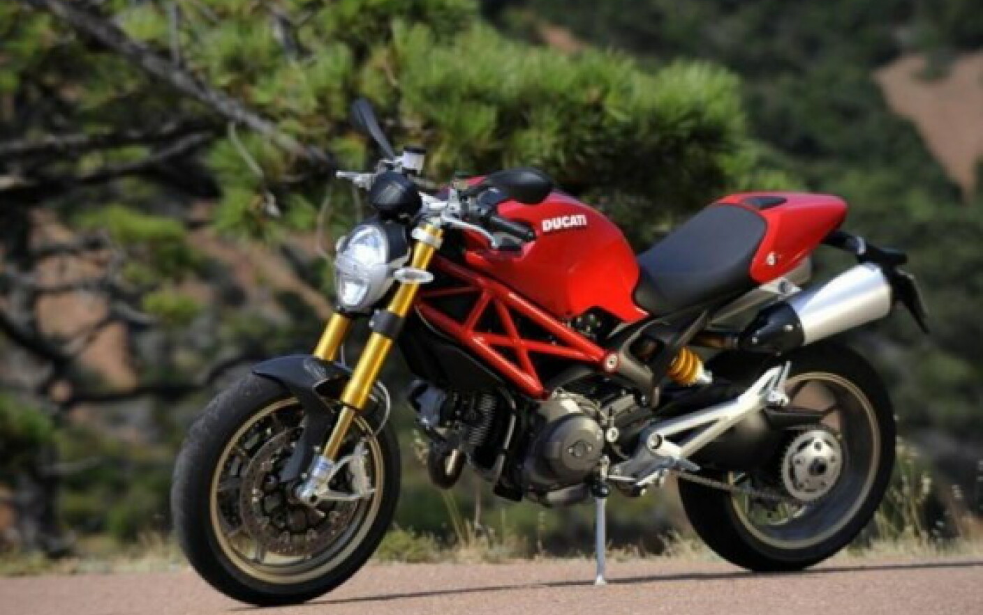 O Motocicleta Parcata Sub Stele Teribilism de motociclist: a intrat cu motorul sub o masina parcata