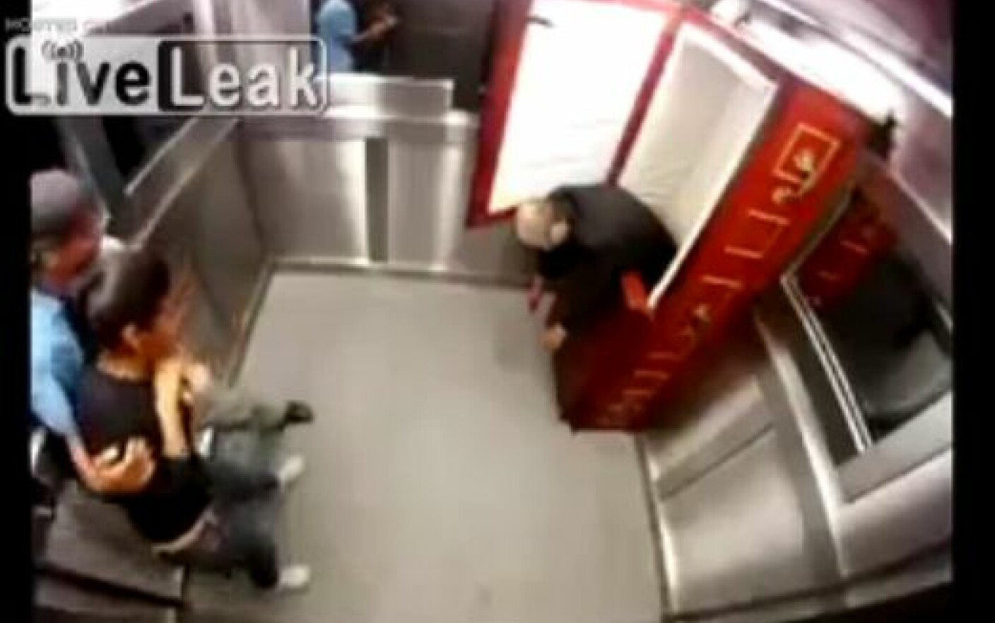 fry Transparently picture Cand "mortul" revine la viata in lift. Farsa care i-a facut pe oameni sa  tipe de groaza. VIDEO - Stirileprotv.ro