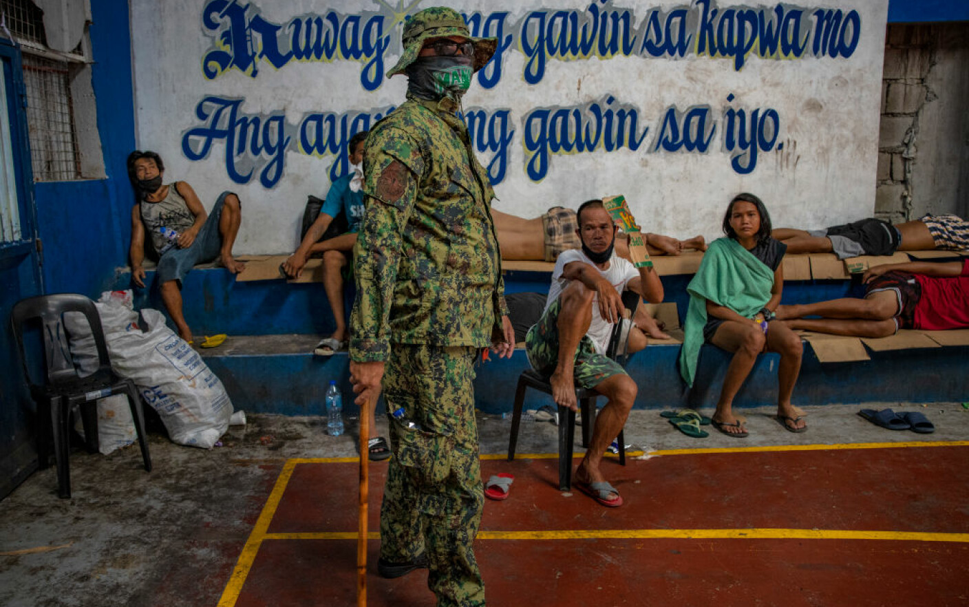 Poliţia din Filipine îi va lovi cu bastoanele pe cei care nu respectă distanțarea socială