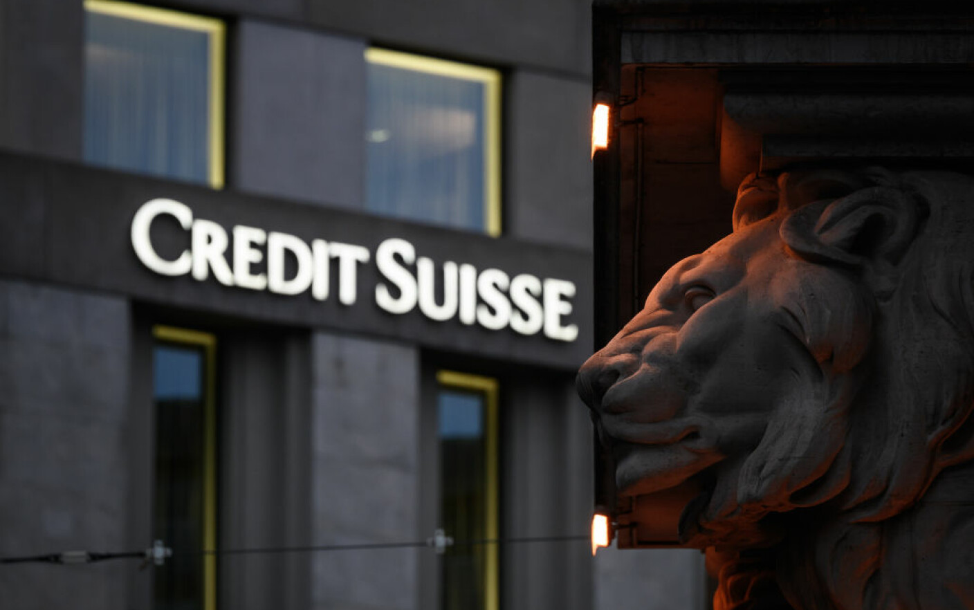 Ex-director Credit Suisse și banca elvețiană, înculpați pentru o masivă spălare de bani cu bani din trafic de droguri