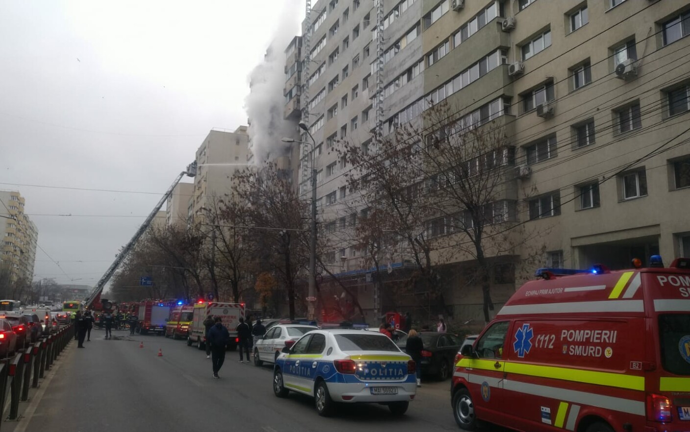 Incendiu într-un bloc de pe Şoseaua Colentina din București. Pompierii intervin la fața locului