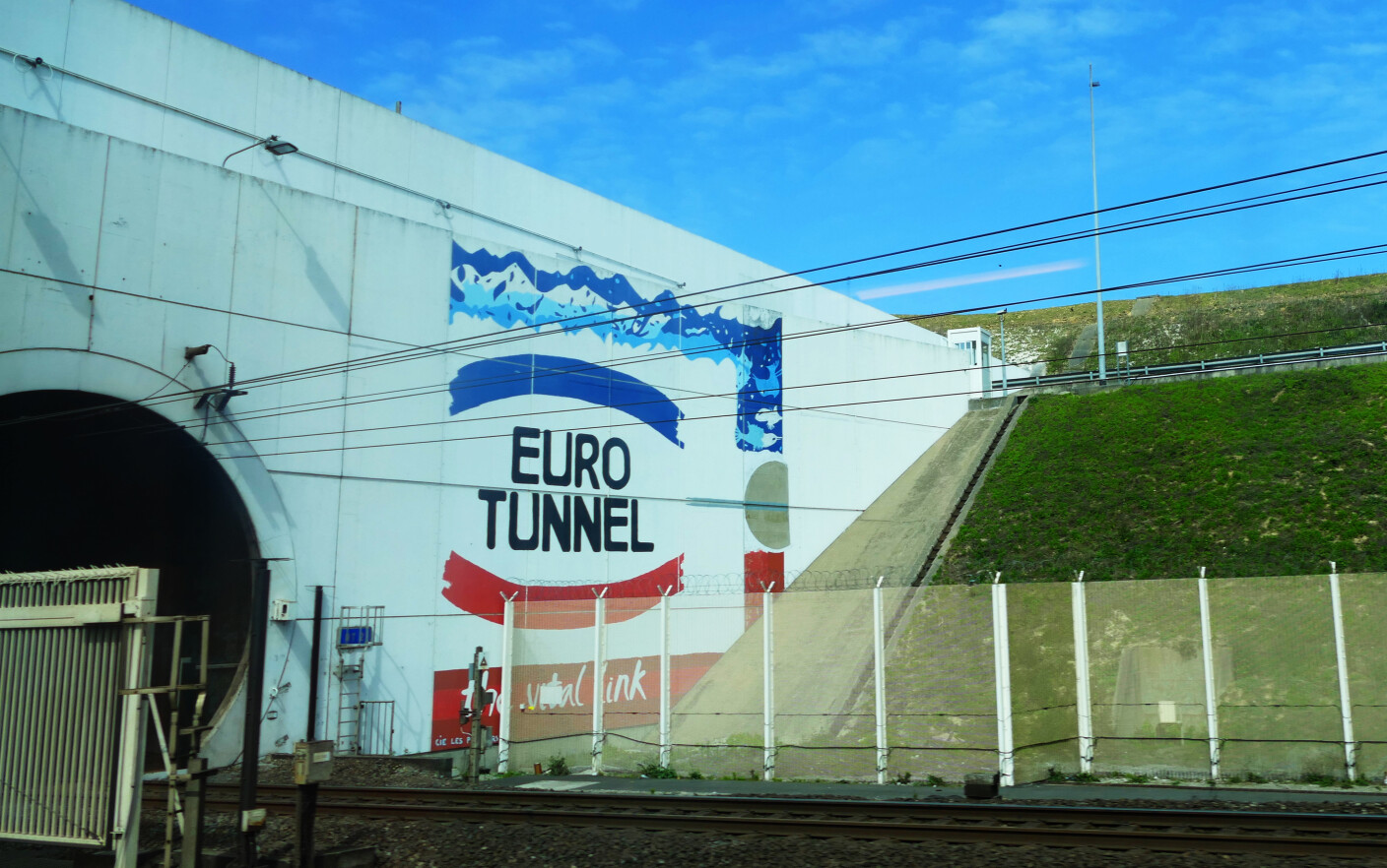 Bărbat arestat după ce a parcurs pe jos tunelul dintre Anglia și Franța. Cum a reușit să rămână în viață
