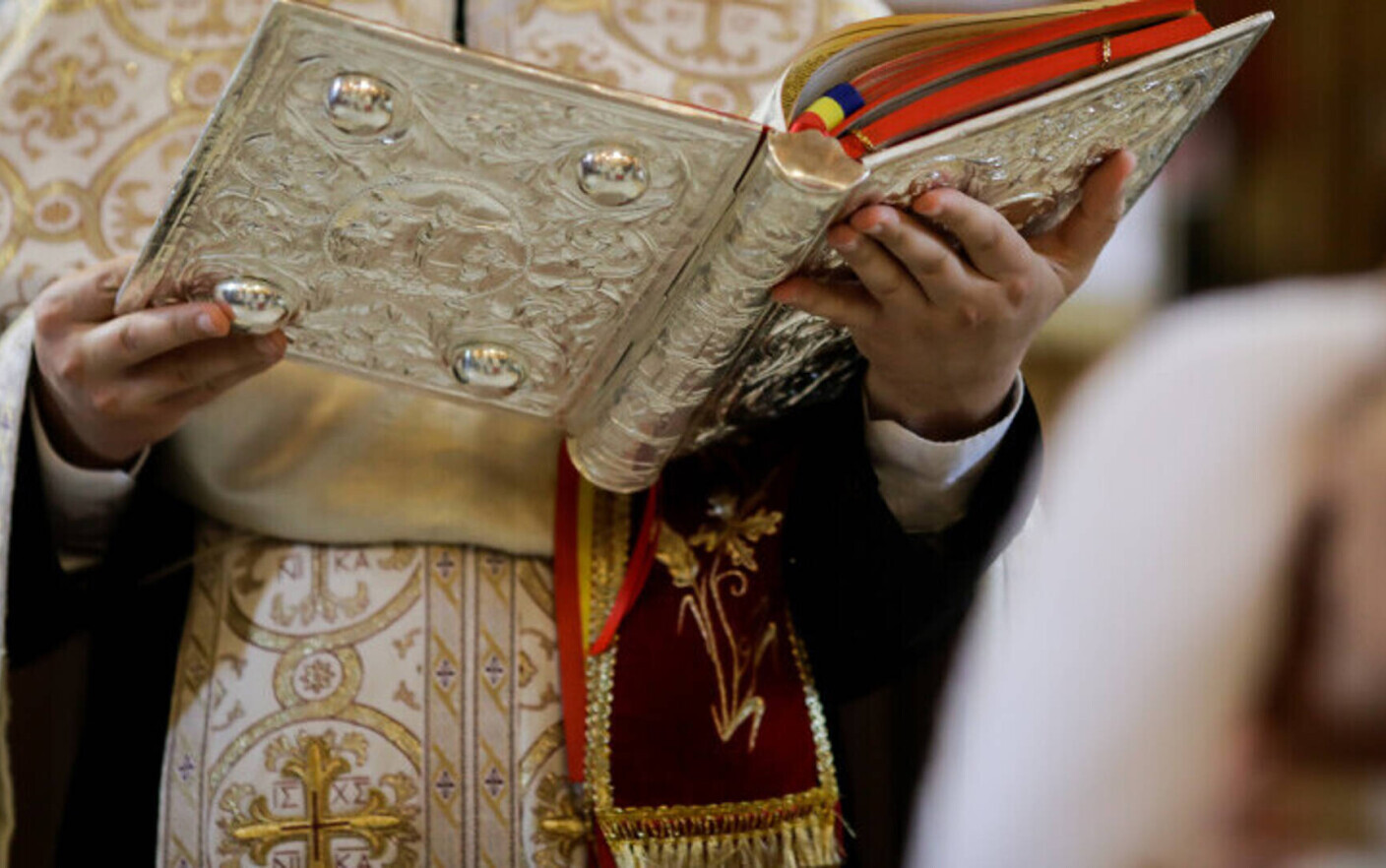 Răspunsul Arhiepiscopului Sucevei către un tânăr „smintit” că li se dă voie în biserică femeilor la menstruație