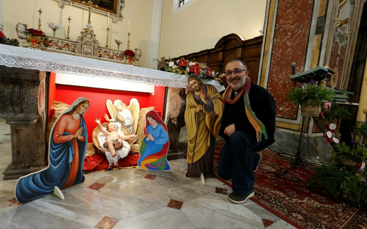 “Le famiglie non sono più solo tradizionali”.  Una chiesa in Italia ha creato una scena della nascita di Gesù con due madri