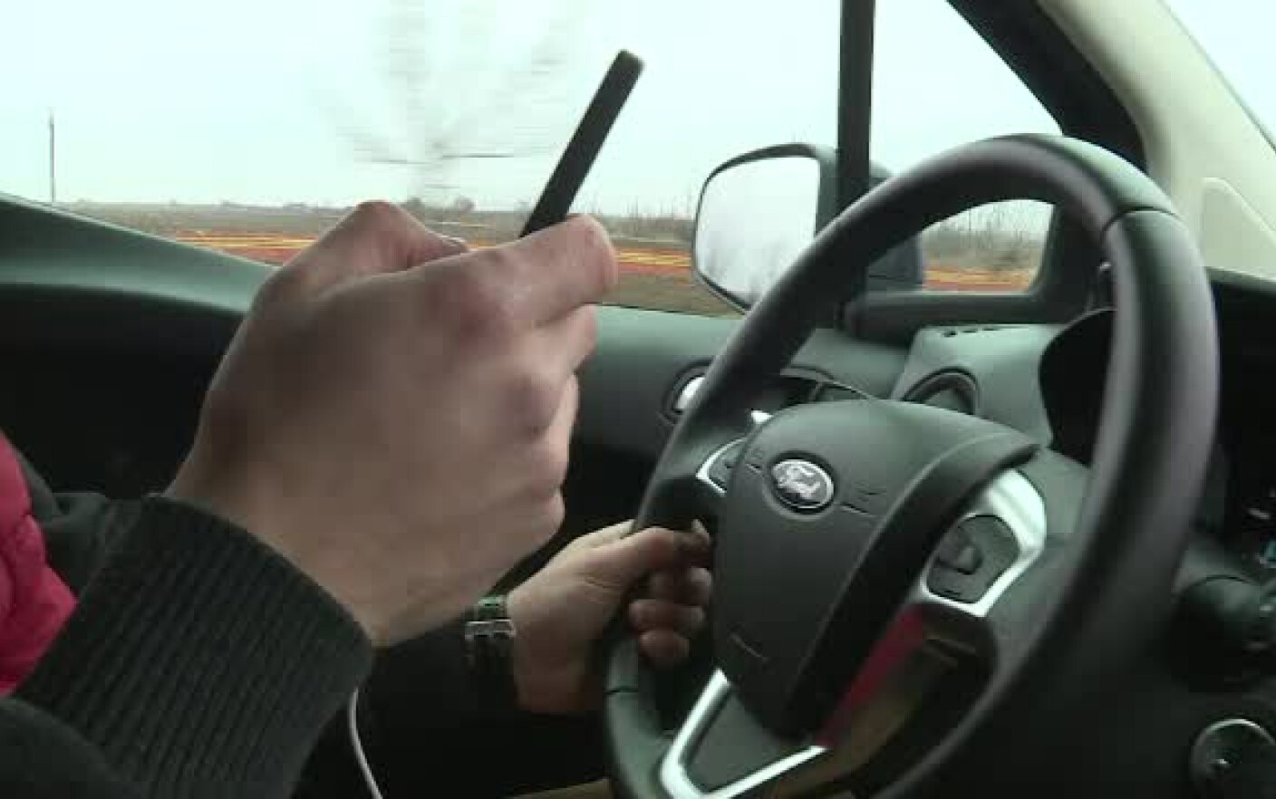 Activitățile pe telefonul mobil la ordinea zilei pentru șoferi, în ciuda gravelor - Stirileprotv.ro