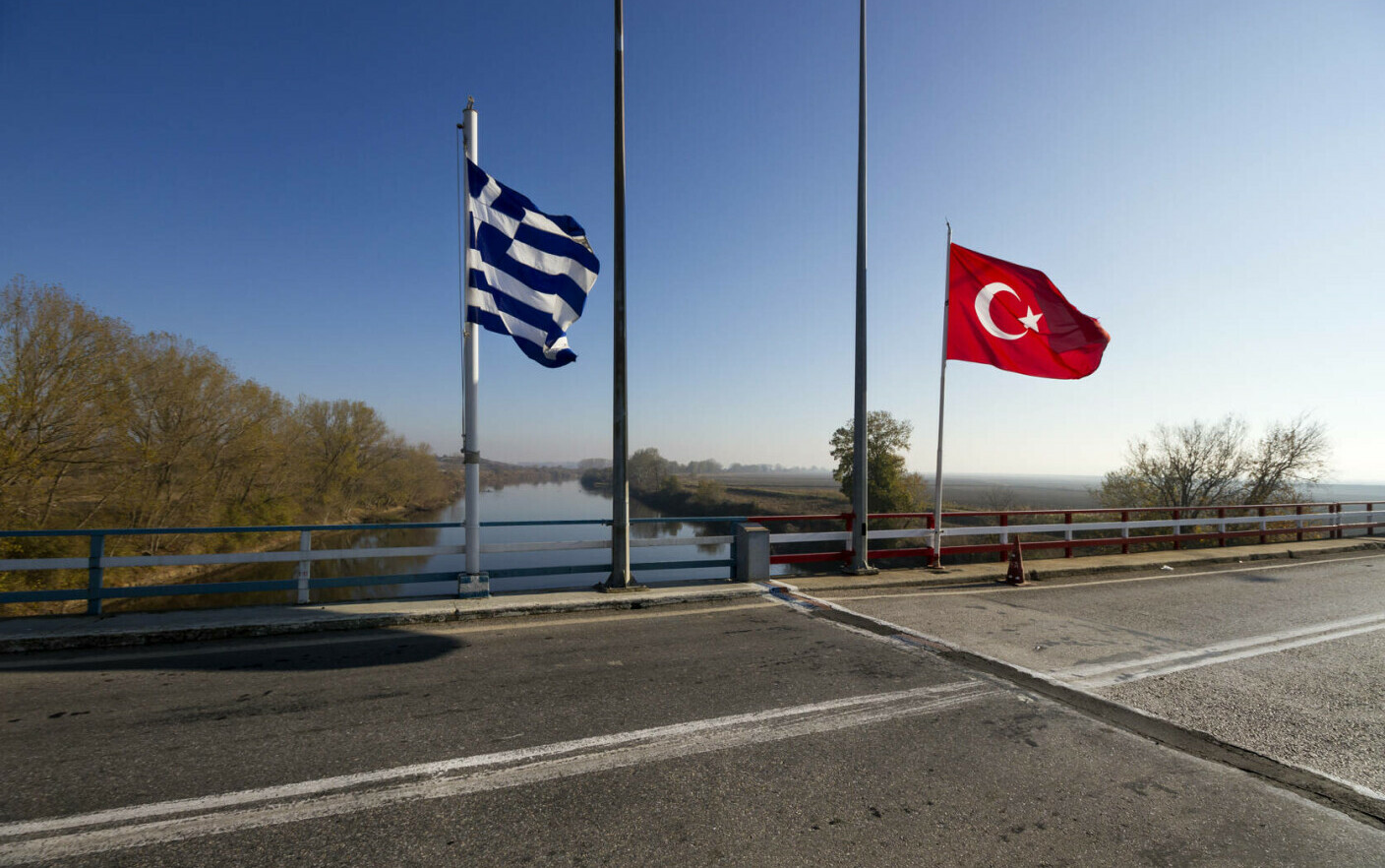 12 μετανάστες πέθαναν από το κρύο στα σύνορα μεταξύ Τουρκίας και Ελλάδας.  Οι χώρες αλληλοκατηγορούνται