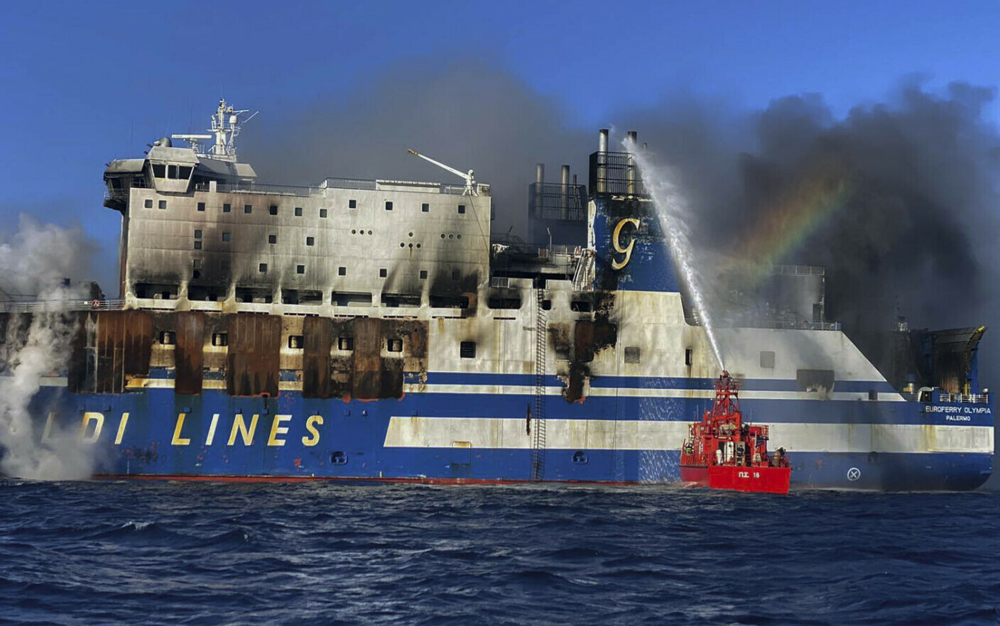 Το πλοίο από την Ελλάδα, με Ρουμάνους επιβαίνοντες, εξακολουθεί να καίγεται.  12 επιβάτες αγνοούνται