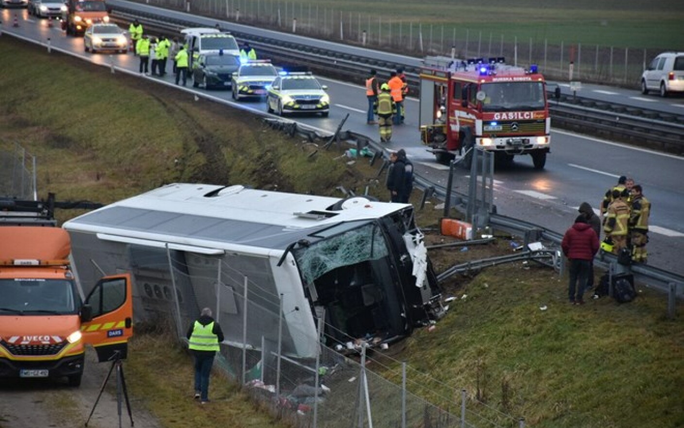 Un autobus con a bordo 29 rumeni si è ribaltato in Slovenia.  Tre persone sono morte e quattro sono rimaste ferite