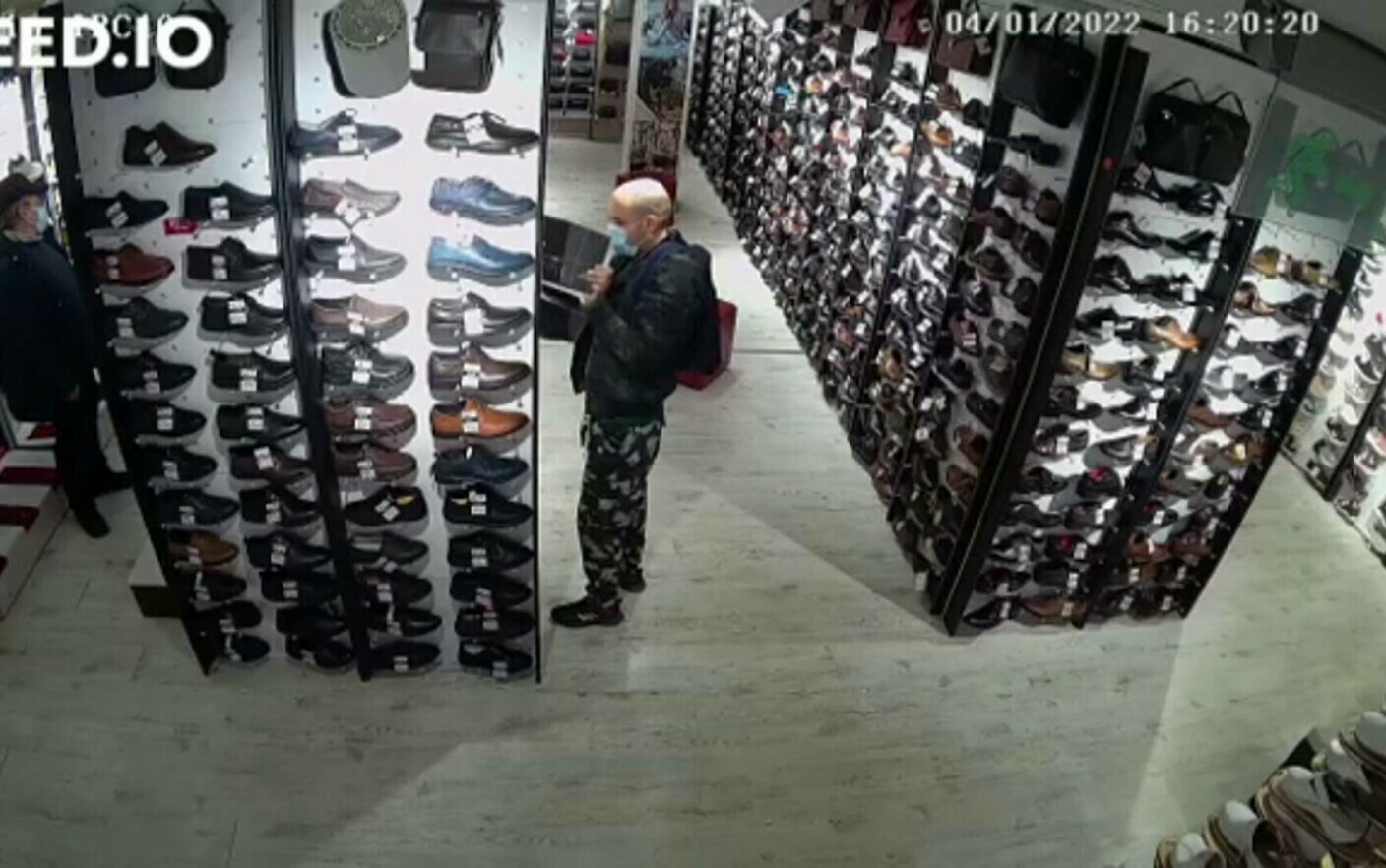 Pay attention to ugly Plain Cum fură hoții din Bacău pantofi din magazine. Faptele au fost filmate -  Stirileprotv.ro