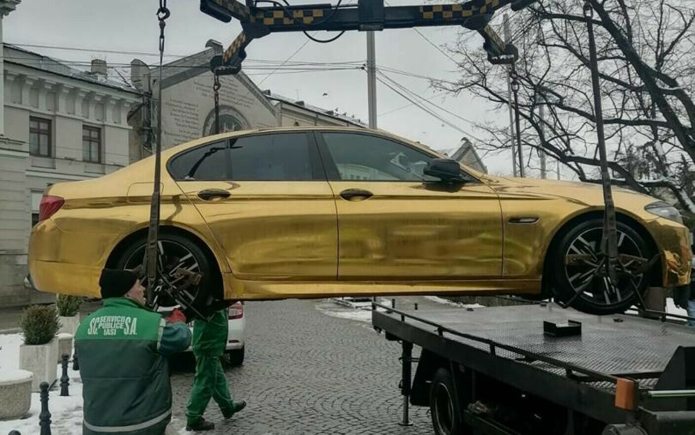 BMW ”de aur” parcat neregulamentar, ridicat de polițiștii locali din Iași