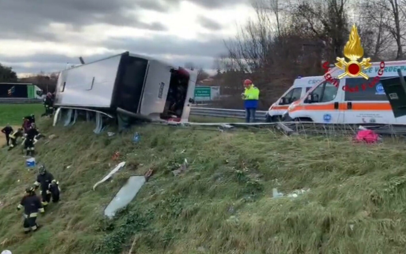 Un autobus pieno di rumeni si è ribaltato in Italia.  In ospedale sono arrivate decine di persone.  VIDEO