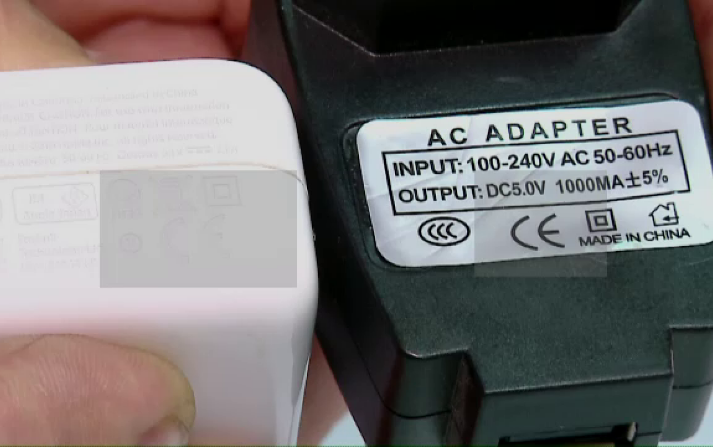 Piata romaneasca, plina de incarcatoare false de iPhone. Ce inseamna