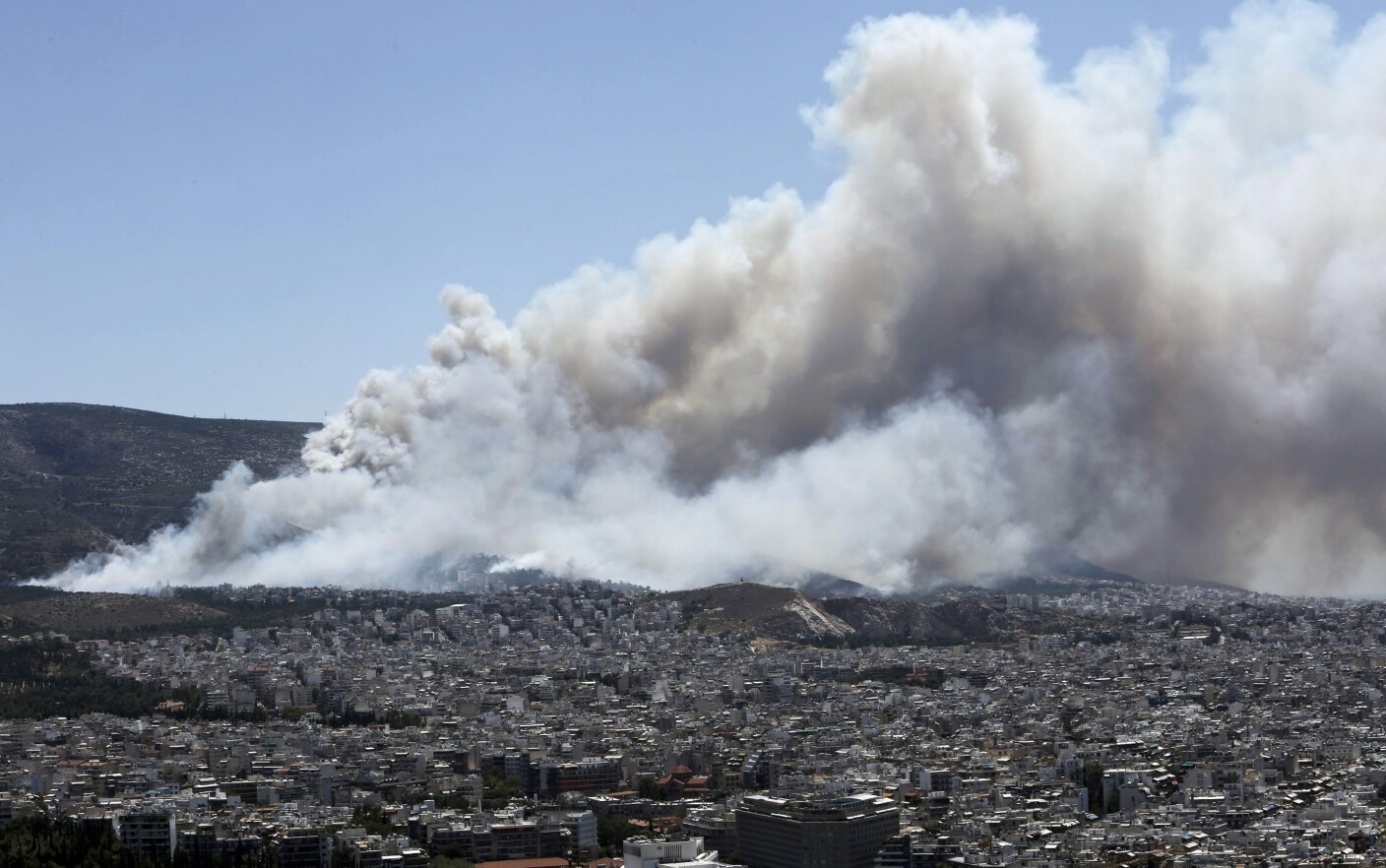 Alerta in Grecia dupa izbucnirea unor incendii violente. 100 de turisti ...