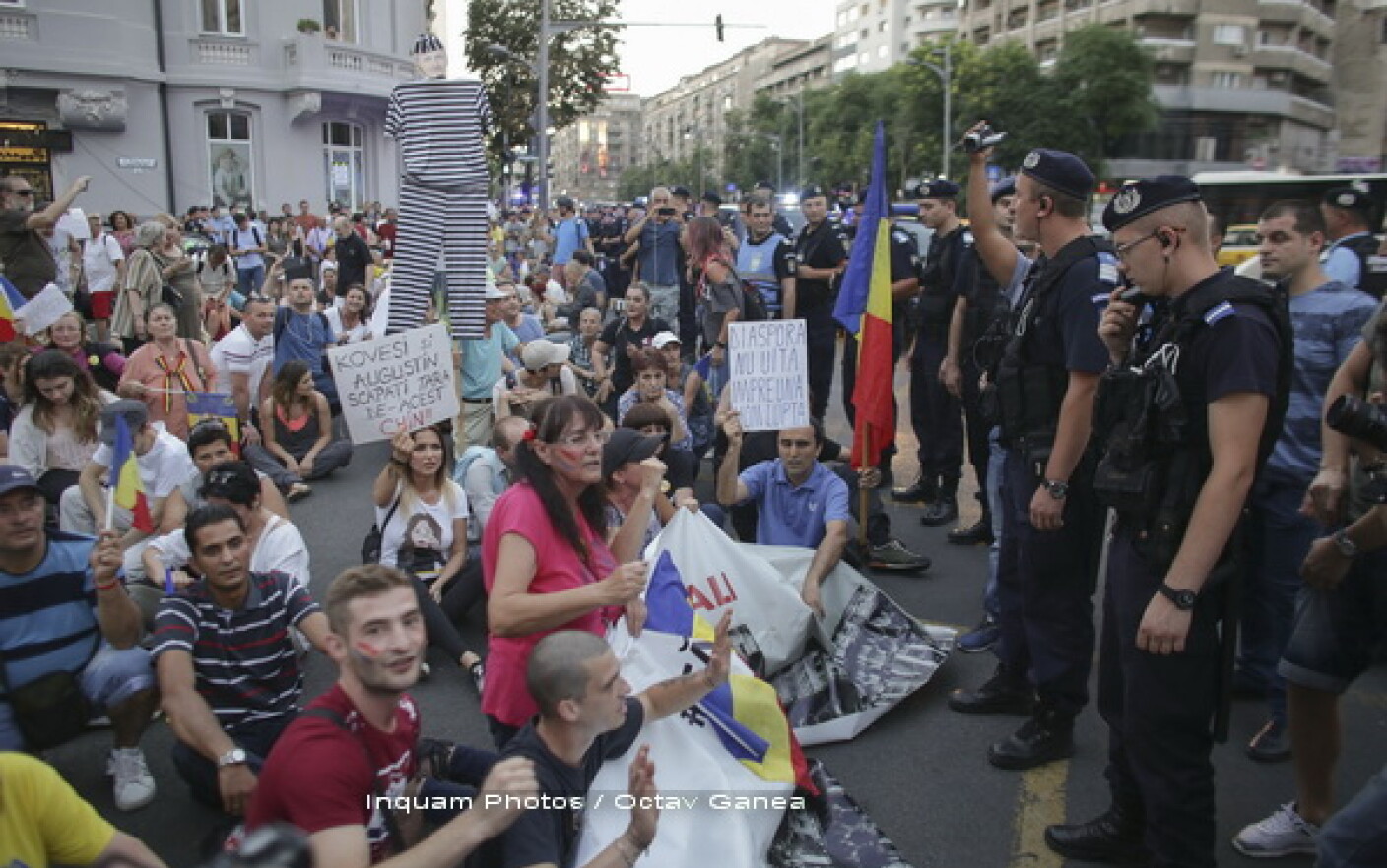 Pathetic Museum policy Protest impotriva coruptiei in Capitala. Cateva sute de oameni au plecat in  mars de la Guvern spre DNA. VIDEO - Stirileprotv.ro