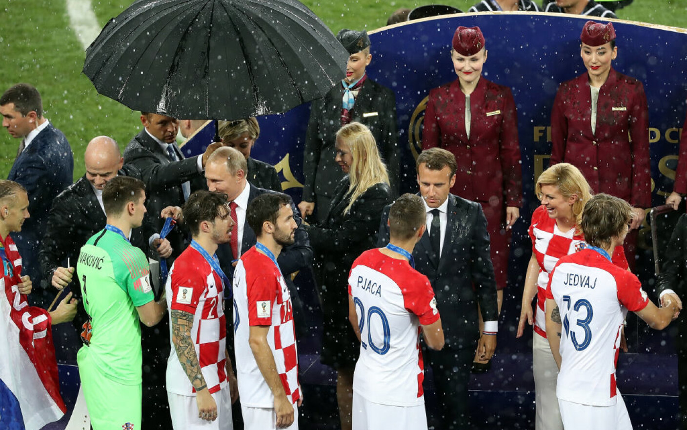 Putin, singurul care s-a adăpostit de ploaie sub umbrelă, pe stadionul din Moscova