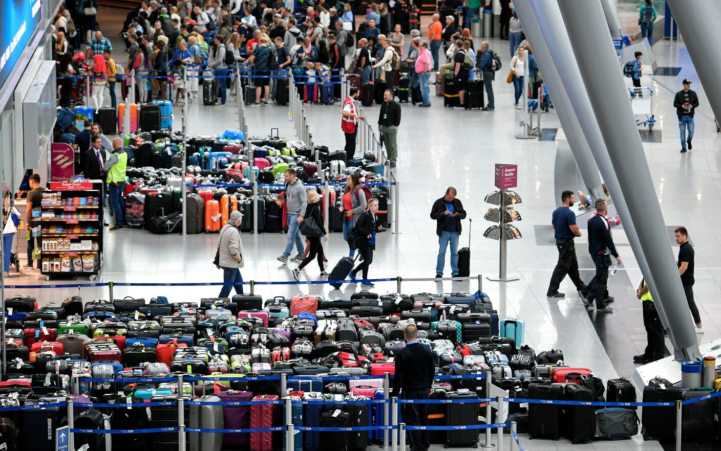 Imagini cu 2.500 de bagaje blocate în aeroport. Pasagerii, nevoiți să ...