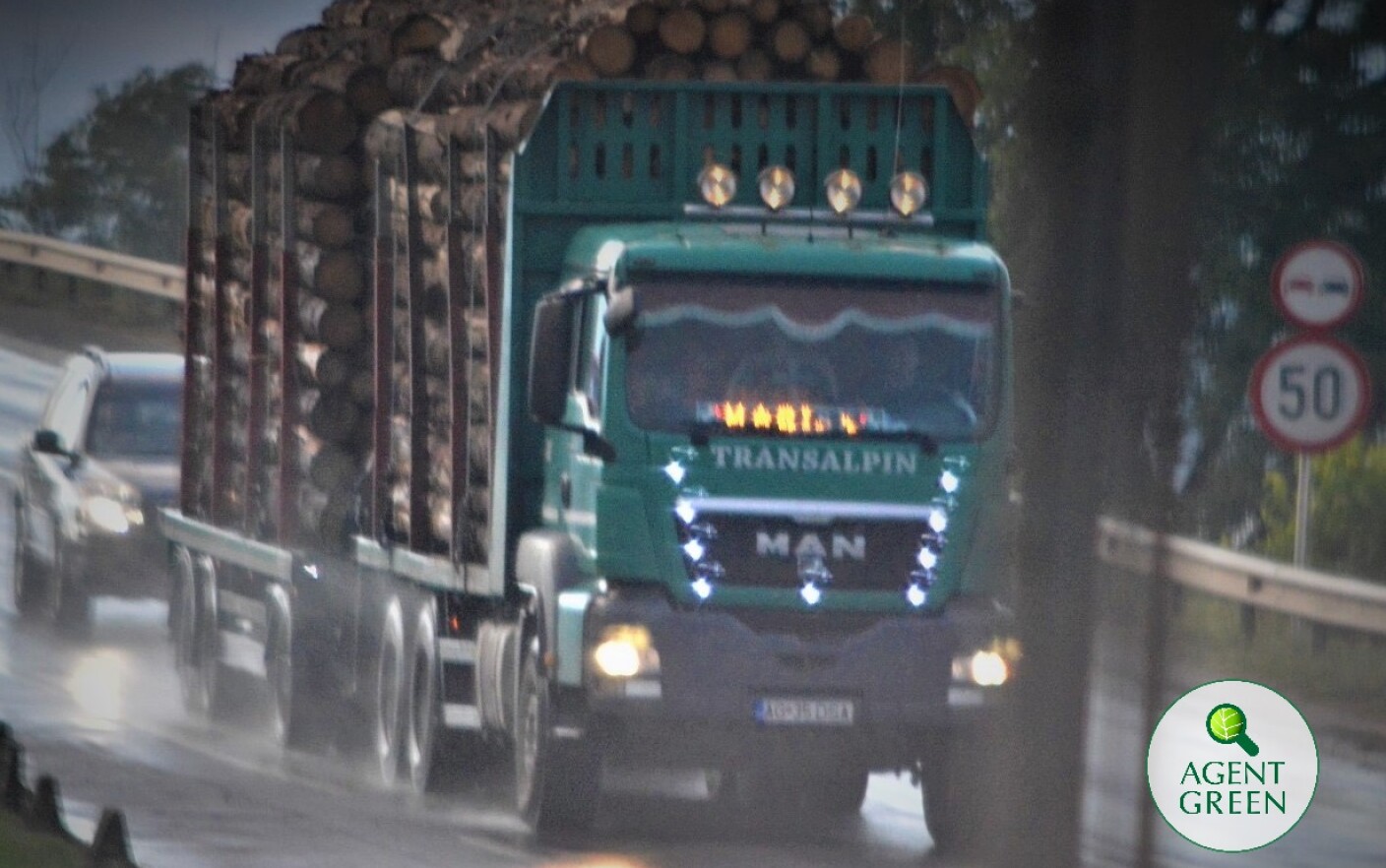 Cel mai încărcat camion cu lemn depistat vreodată în România. Unde se îndrepta