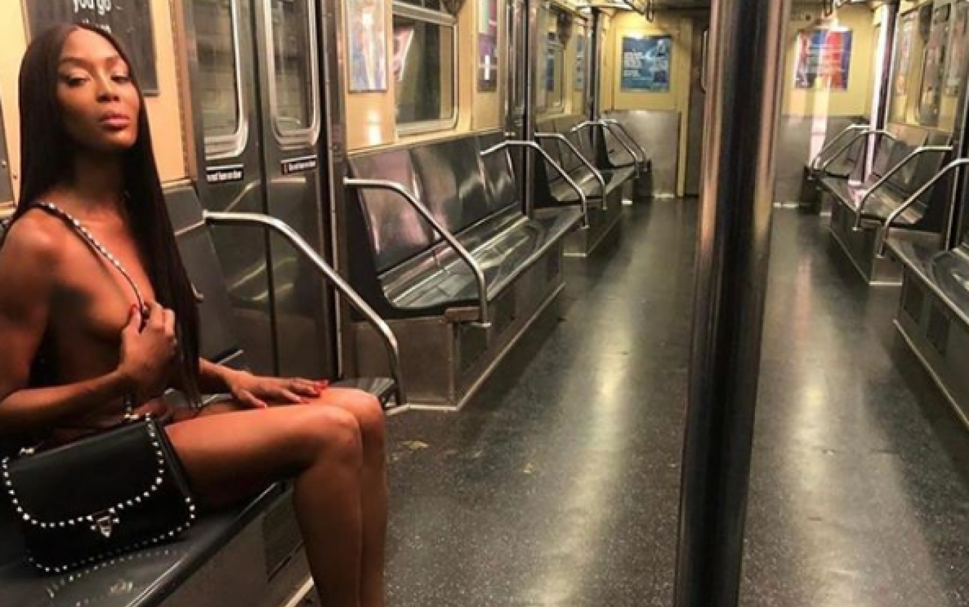 Naomi Campbell, ședință foto nud la metroul din New York. GALERIE FOTO