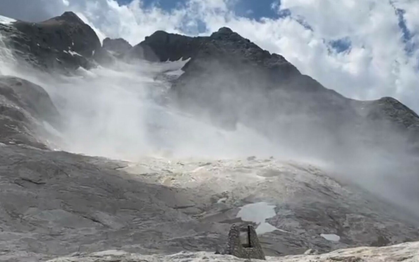 Italia: Almeno sei persone sono morte sulle Alpi dopo il crollo di un ghiacciaio VIDEO