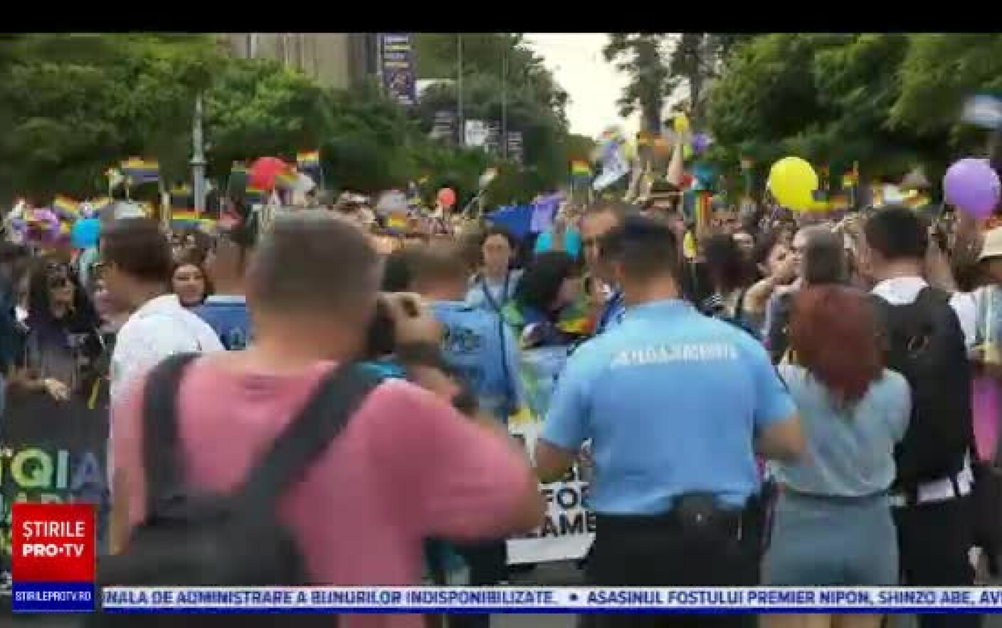 Marșul Bucharest Pride: 15.000 De Oameni Au Defilat Cu Bannere Prin Care Au  Cerut Egalitate în Drepturi Pentru Persoanele LGBT