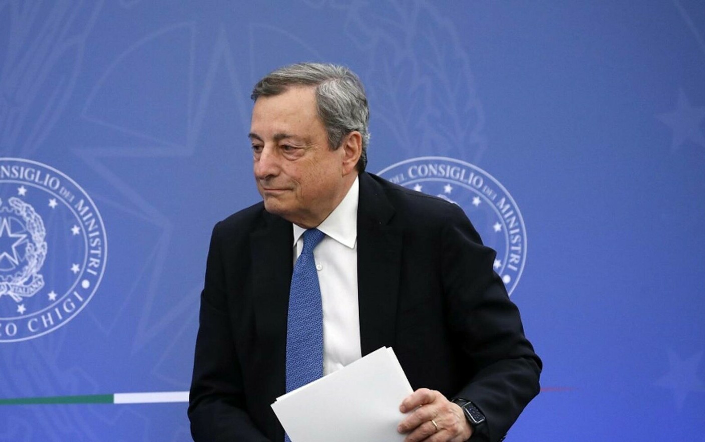 Il Presidente del Consiglio italiano ha annunciato le sue dimissioni.  Il presidente Mattarella ha respinto la richiesta di Mario Draghi