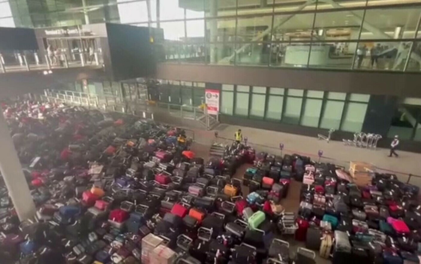Criza bagajelor continuă pe cel mai mare aeroport din Europa. Soluția inedită găsită de o