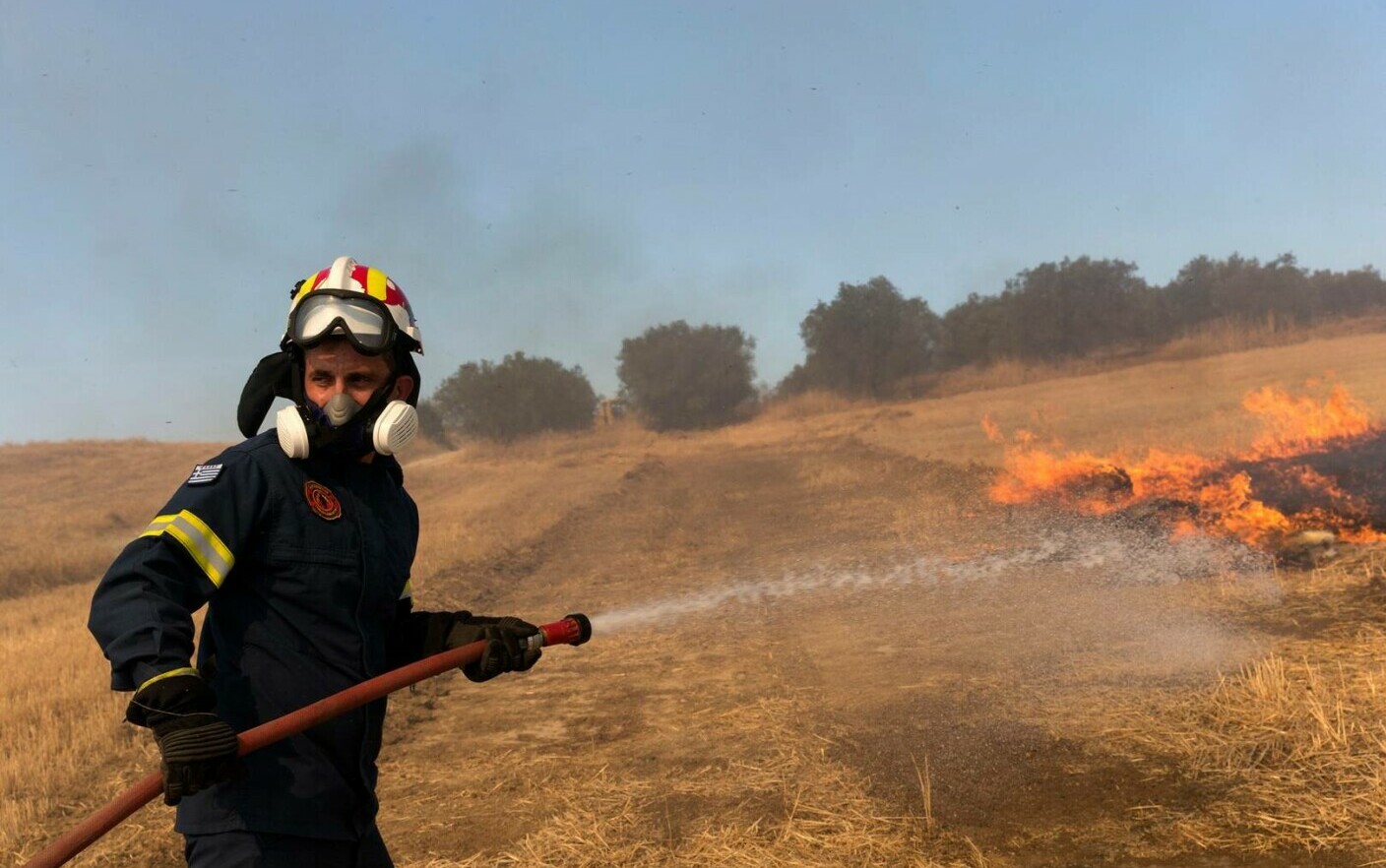 Έλληνες πυροσβέστες, ένα βήμα πριν από τις καταστροφικές πυρκαγιές.  Η Ελλάδα διανύει περίοδο έντονου καύσωνα
