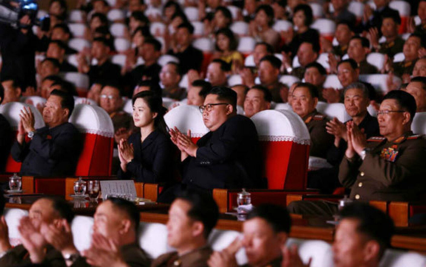 Kim Jong-un la un spectacol, alături de oficialul presupus executat - 3