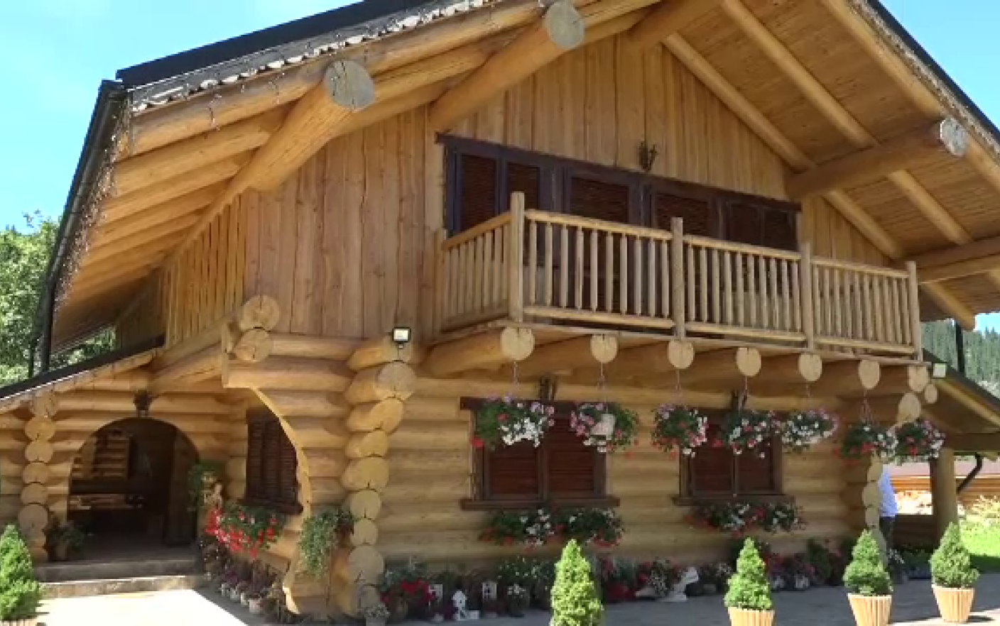 Casele bucovinene din lemn, comandate în toată Europa. Costă ...
