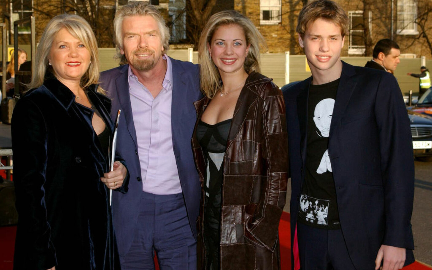 Fotografie de familie a miliardarului Richard Branson furată din Anglia, descoperită în Vaslui. Cum a fost posibil