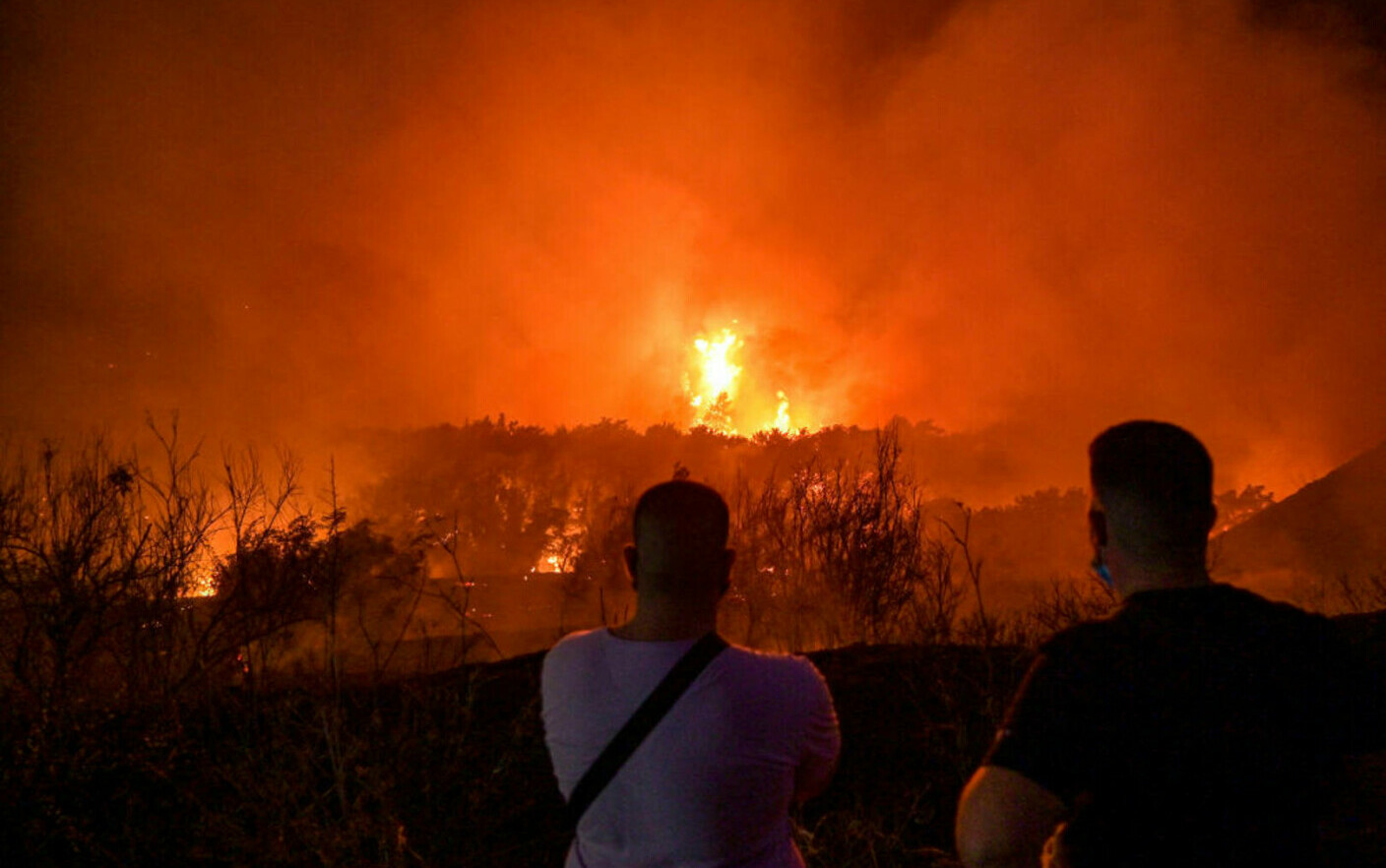 Φωτιά σε βλάστηση ξέσπασε κοντά στην Αθήνα.  Οι κάτοικοι έλαβαν ειδοποιήσεις εκκένωσης