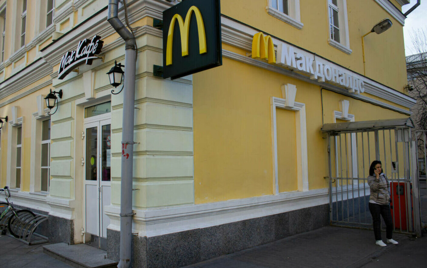 Rusia: Fostele restaurante McDonald’s, închise din cauza războiului, se redeschid, sub un nou nume şi cu nou patron