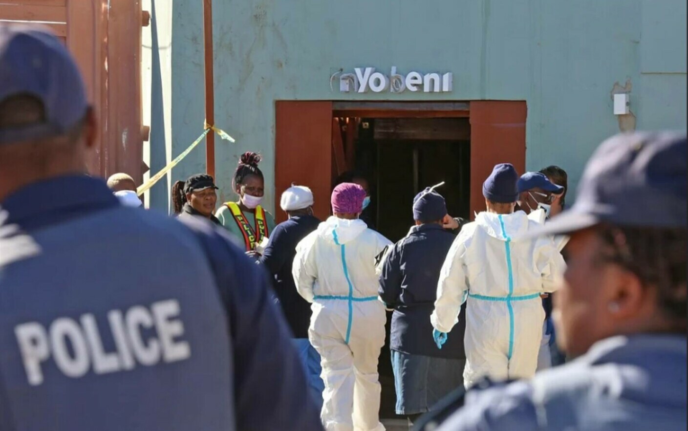 Misterul morții celor 21 de tineri din Africa de Sud, de nepătruns. Martorii spun că s-au prăbușit în timp ce vorbeau