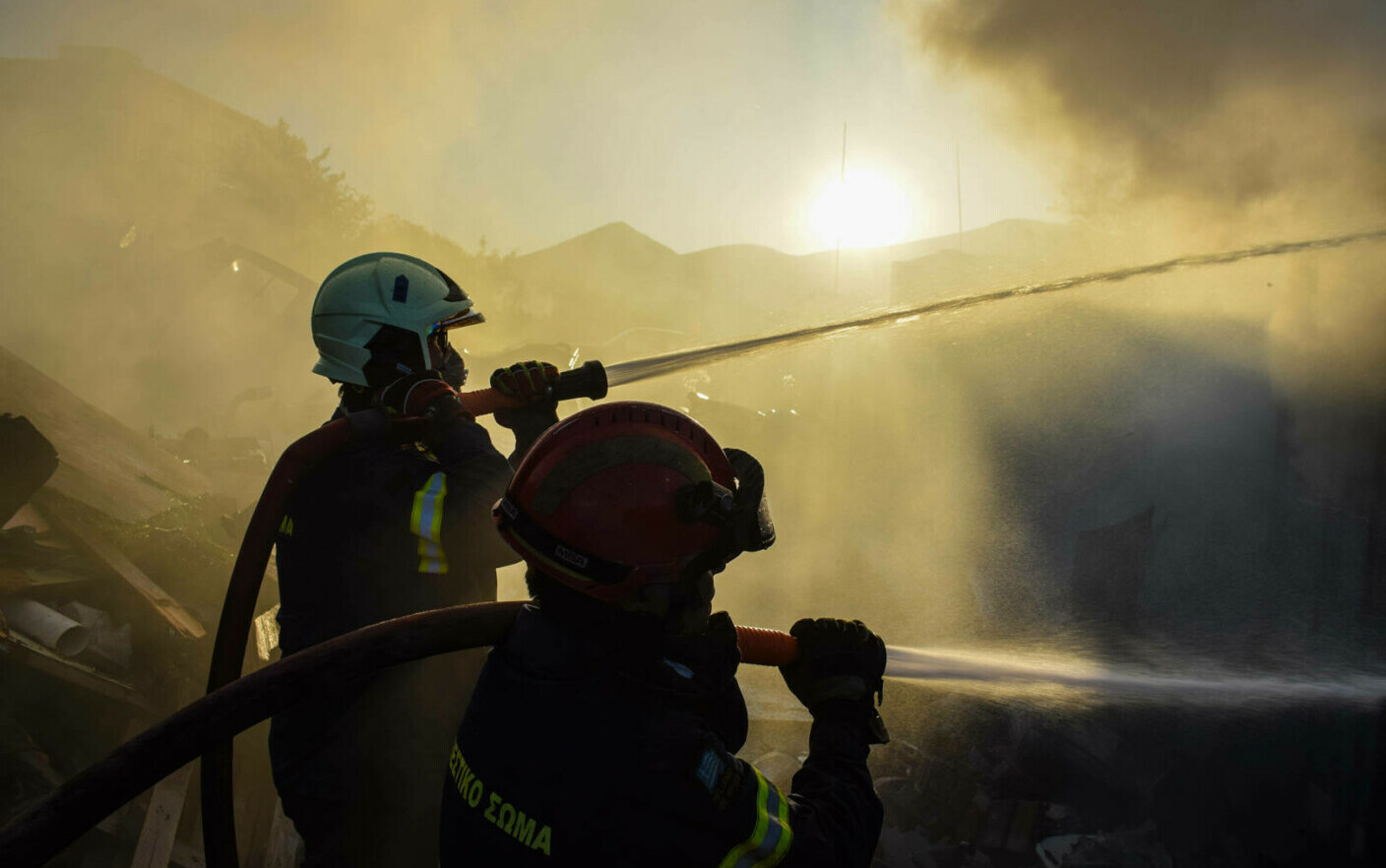 Φωτογραφίες από την Hellfire στην Ελλάδα.  Εκατοντάδες πυροσβέστες δίνουν μάχη με τις πυρκαγιές Φωτογραφία