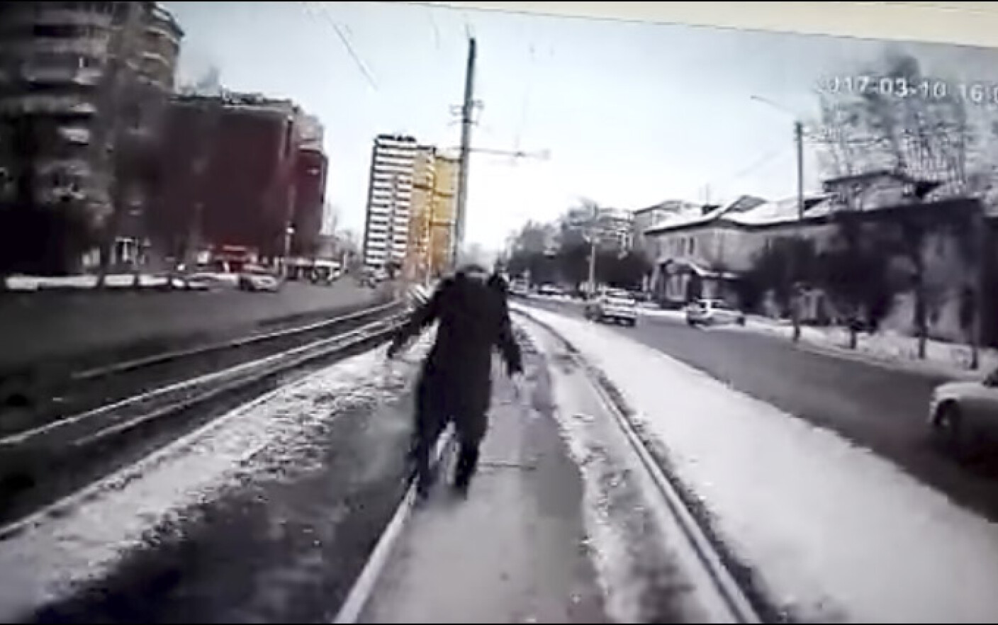 femeie lovita de tramvai