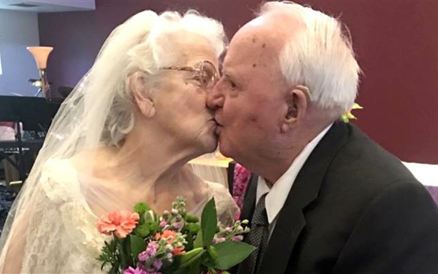 O femeie de 72 de ani s-a căsătorit cu un tânăr în vârstă de 19 ani