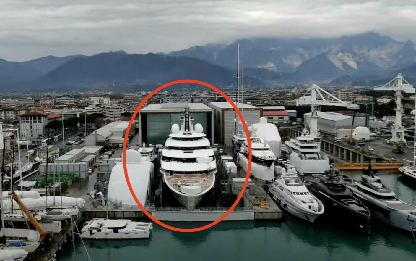 Indagine: un misterioso superyacht, ancorato in Toscana, apparterrebbe a Vladimir Putin