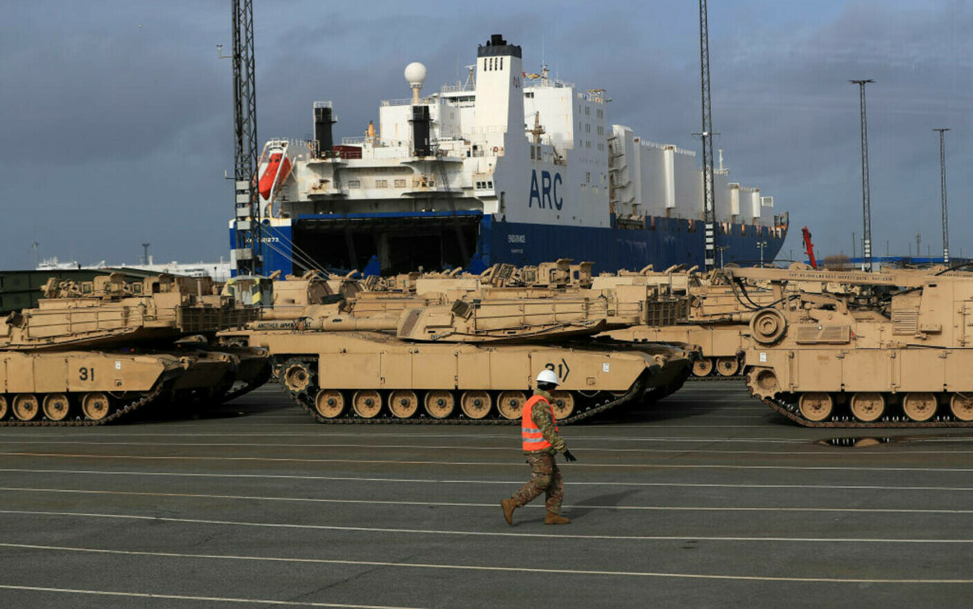 Οι Ηνωμένες Πολιτείες στέλνουν στρατιωτικό εξοπλισμό στη Ρουμανία και τη Βουλγαρία.  Πλοίο γεμάτο εξοπλισμό για τις ασκήσεις του ΝΑΤΟ έφτασε στην Ελλάδα