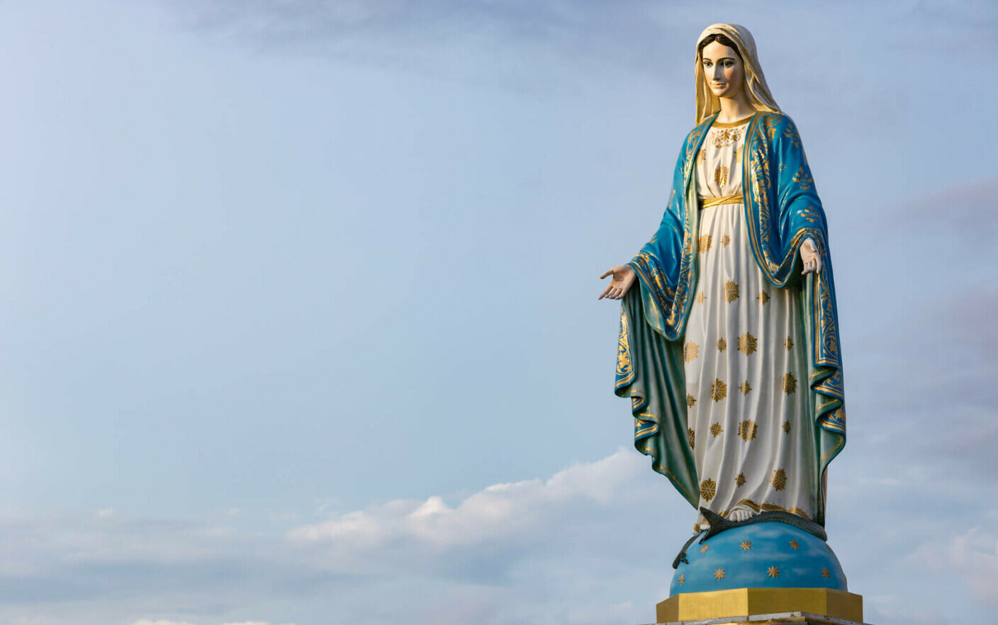 Statuia Fecioarei Maria Care Plânge Cu Lacrimi De Sânge în Fiecare Lună