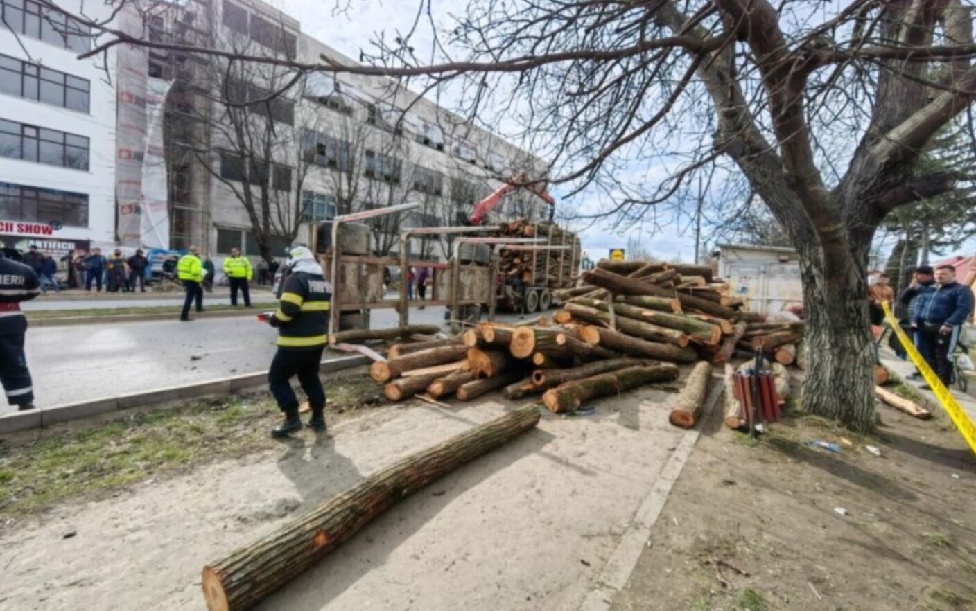 A trailer full of logs overturned over two pedestrians in Pașcani.  PHOTO GALLERY