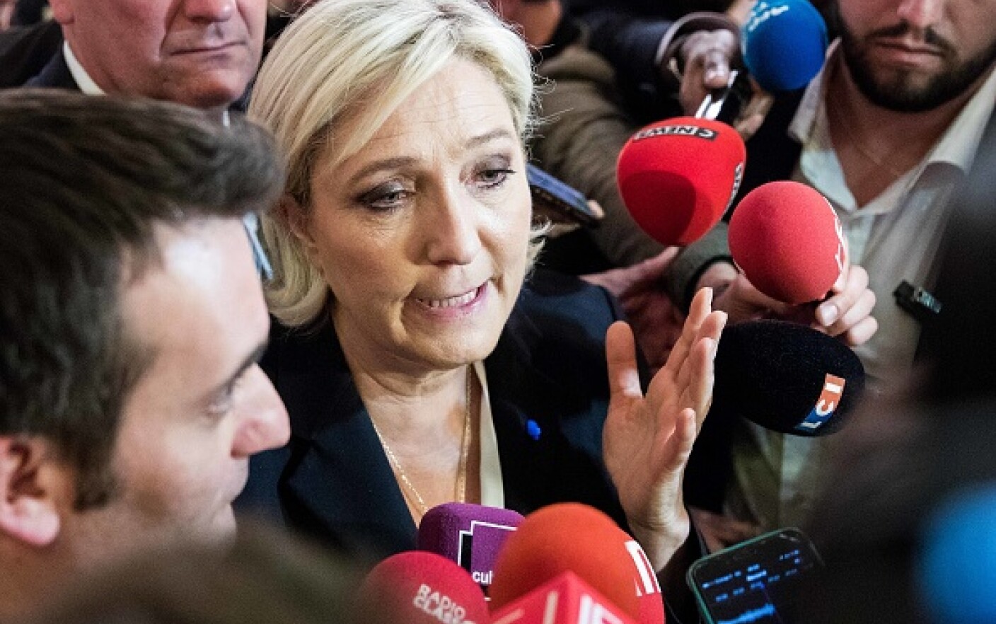 Extrema dreaptă ar veni la putere în Franța. Marine Le Pen e pe primul