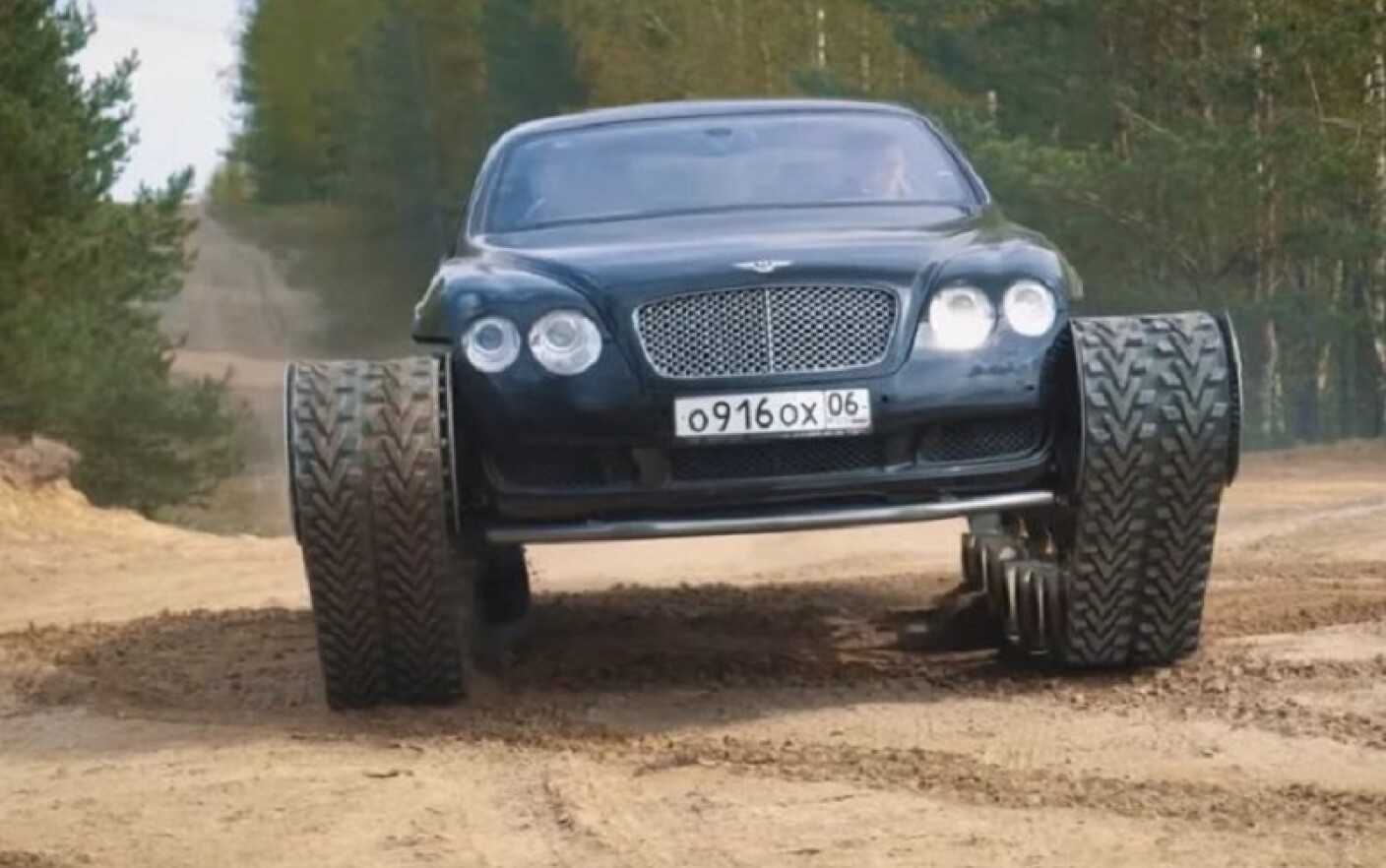 Rușii au transformat un Bentley într-un tanc