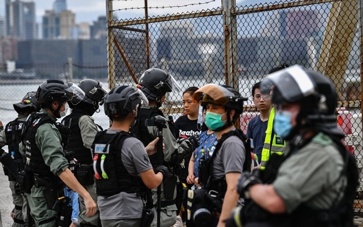 Proteste în Hong Kong din cauza legii securităţii naţionale. Poliţia a intervenit cu gaze lacrimogene. GALERIE FOTO - 4