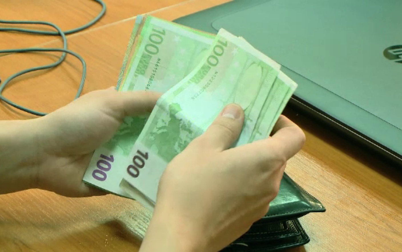 Un bărbat dat în urmărire pentru furt a oferit 12.000 euro mită unui polițist care l-oprit pentru un control de rutină