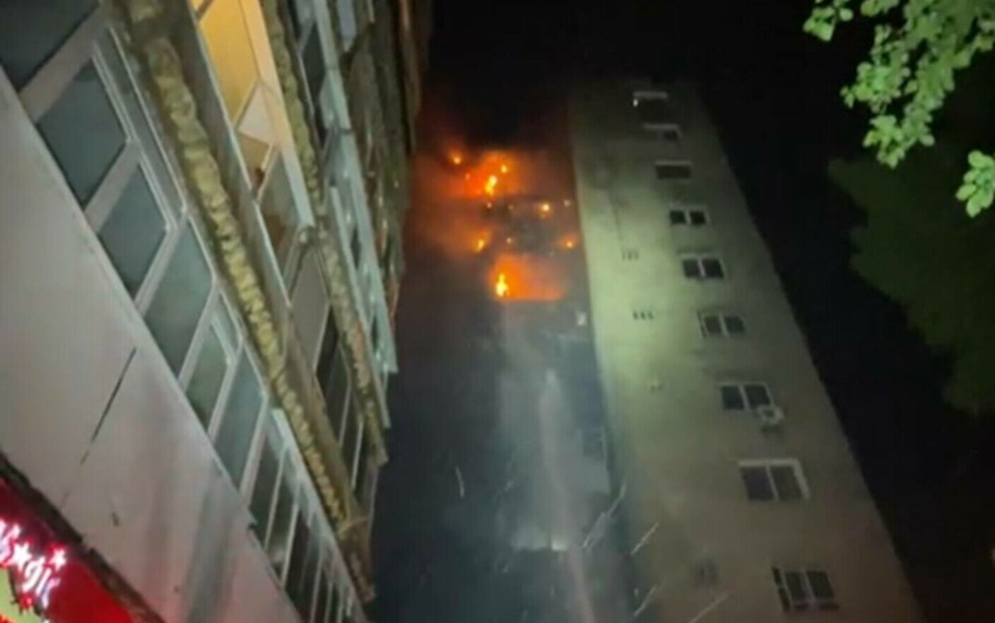 Incendiu puternic în București. A ars fațada unui bloc. Au intervenit 14 autospeciale. VIDEO